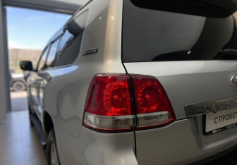 Подержанный автомобиль Toyota Land Cruiser Suv 2011 года (10 фото)