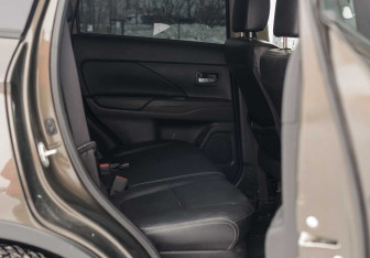 Подержанный автомобиль Mitsubishi Outlander 2016 года (17 фото)