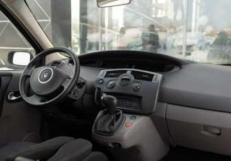 Подержанный автомобиль Renault Scenic 2007 года (10 фото)