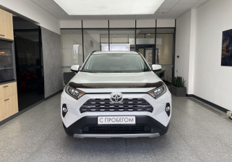 Подержанный автомобиль Toyota RAV4 2019 года (2 фото)