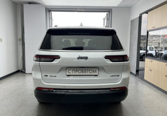 Подержанный автомобиль Jeep Grand Cherokee 2022 года (5 фото)