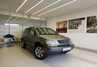 Подержанный автомобиль Lexus RX 2001 года (3 фото)