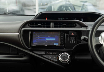 Подержанный автомобиль Toyota Aqua 2016 года (13 фото)