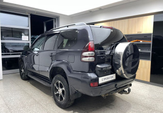 Подержанный автомобиль Toyota Land Cruiser Prado 2003 года (7 фото)