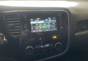 Подержанный автомобиль Mitsubishi Outlander 2017 года (14 фото)