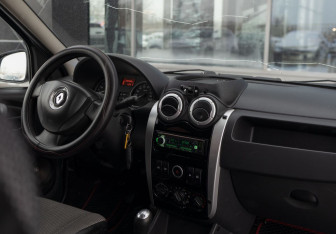 Подержанный автомобиль Renault Logan Sedan 2012 года (10 фото)