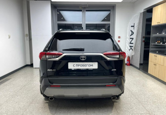 Подержанный автомобиль Toyota RAV4 2019 года (6 фото)