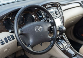 Подержанный автомобиль Toyota Highlander 2002 года (11 фото)