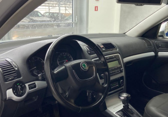 Подержанный автомобиль Skoda Octavia Liftback 2009 года (8 фото)