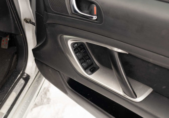 Подержанный автомобиль Subaru Legacy Sedan 2004 года (15 фото)