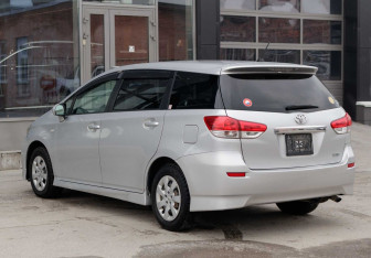 Подержанный автомобиль Toyota Wish Minivan 2011 года (7 фото)