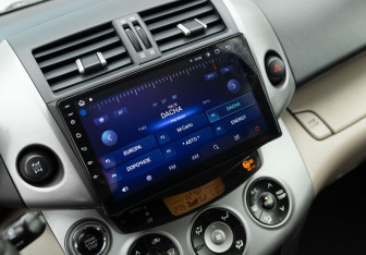 Подержанный автомобиль Toyota RAV4 2007 года (13 фото)