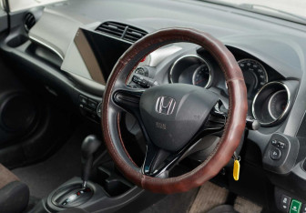 Подержанный автомобиль Honda Fit Shuttle 2014 года (11 фото)