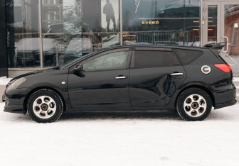 Подержанный автомобиль Toyota Caldina 2003 года (8 фото)