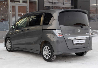 Подержанный автомобиль Honda Freed 2012 года (7 фото)