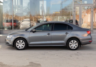 Подержанный автомобиль Volkswagen Jetta Sedan 2013 года (8 фото)
