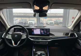 Подержанный автомобиль BMW X7 2023 года (8 фото)