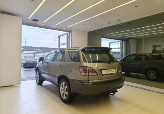 Подержанный автомобиль Lexus RX 2001 года (6 фото)