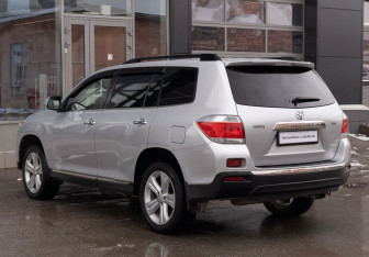 Подержанный автомобиль Toyota Highlander 2012 года (7 фото)