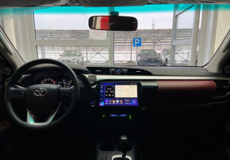 Подержанный автомобиль Toyota Hilux 2022 года (11 фото)