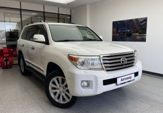 Подержанный автомобиль Toyota Land Cruiser Suv 2012 года (3 фото)