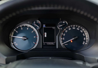 Подержанный автомобиль Toyota Land Cruiser Prado 2019 года (12 фото)