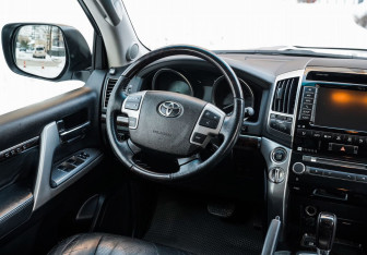 Подержанный автомобиль Toyota Land Cruiser Suv 2012 года (22 фото)