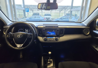 Подержанный автомобиль Toyota RAV4 2017 года (8 фото)