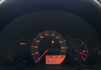 Подержанный автомобиль Toyota Vitz 2015 года (11 фото)