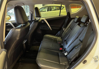 Подержанный автомобиль Toyota RAV4 2013 года (14 фото)