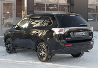 Подержанный автомобиль Mitsubishi Outlander 2013 года (7 фото)