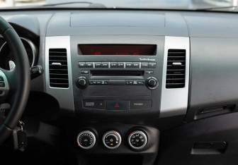 Подержанный автомобиль Mitsubishi Outlander 2008 года (14 фото)
