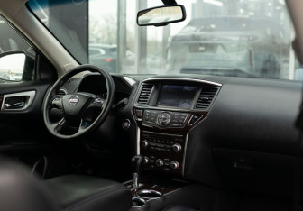 Подержанный автомобиль Nissan Pathfinder 2014 года (10 фото)