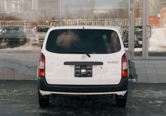 Подержанный автомобиль Toyota Probox 2008 года (6 фото)