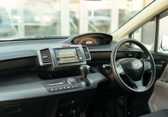 Подержанный автомобиль Honda Freed 2010 года (10 фото)