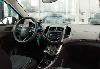 Подержанный автомобиль Chevrolet Aveo Sedan 2013 года (10 фото)