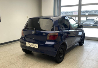 Подержанный автомобиль Toyota Vitz 1999 года (5 фото)