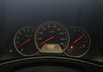 Подержанный автомобиль Toyota Wish Compactvan 2003 года (10 фото)