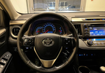 Подержанный автомобиль Toyota RAV4 2015 года (10 фото)