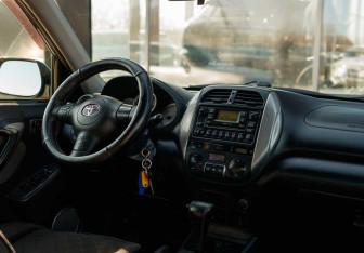 Подержанный автомобиль Toyota RAV4 2004 года (10 фото)