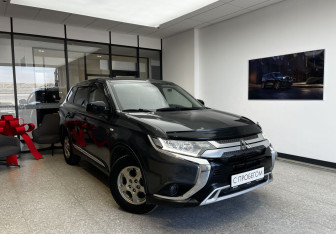 Подержанный автомобиль Mitsubishi Outlander 2018 года (3 фото)