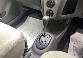 Подержанный автомобиль Toyota Vitz 2010 года (14 фото)