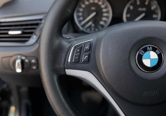 Подержанный автомобиль BMW X1 2013 года (12 фото)