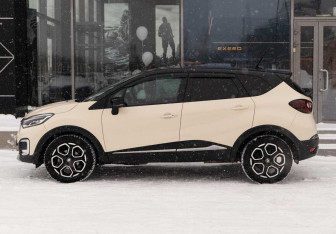Подержанный автомобиль Renault Kaptur 2020 года (8 фото)