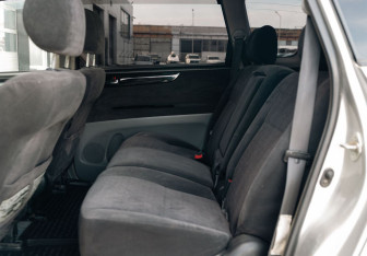 Подержанный автомобиль Toyota Ipsum 2001 года (17 фото)