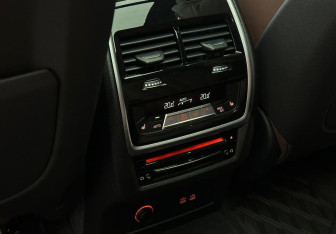 Подержанный автомобиль BMW X7 2019 года (32 фото)