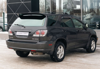 Подержанный автомобиль Lexus RX 2002 года (5 фото)