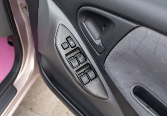 Подержанный автомобиль Toyota Vitz 1999 года (15 фото)