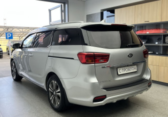 Подержанный автомобиль Kia Carnival 2018 года (6 фото)