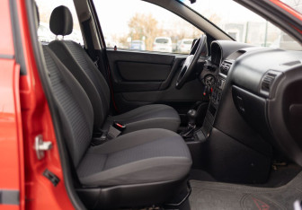 Подержанный автомобиль Opel Astra Hatchback 2002 года (20 фото)